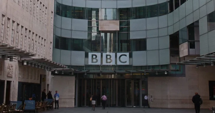 Британская BBC готовится к масштабным увольнениям из за сокращения финансирования