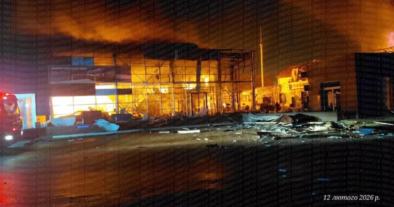 В Одессе после ударов загорелся автосалон: есть погибший и раненые