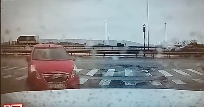 Qayda pozan qadın sürücü işıqforda dayanan avtomobili vurdu REAL VİDEO