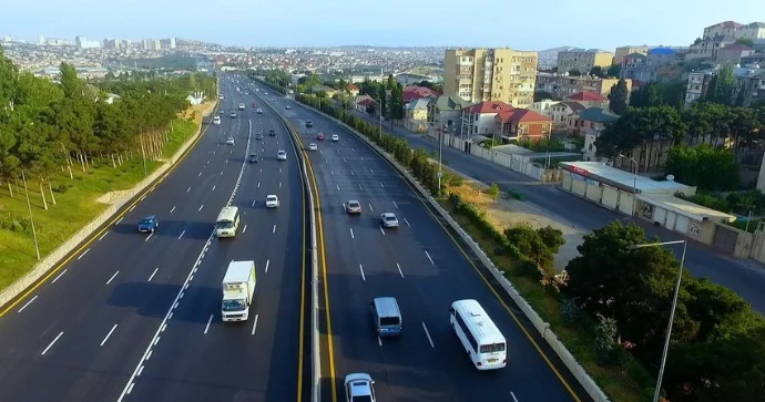 Nəqliyyat yükünün bir iki küçəyə yönəlməsi Bakıda tıxacları artırır EKSPERT