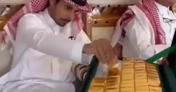 Bacısı evləndi deyə oğlan tərəfinə qızıl külçələr payladı VİDEO