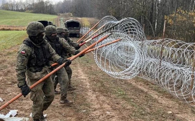 Miqrantlar Polşa sərhədçilərinə nizə ilə hücum ediblər