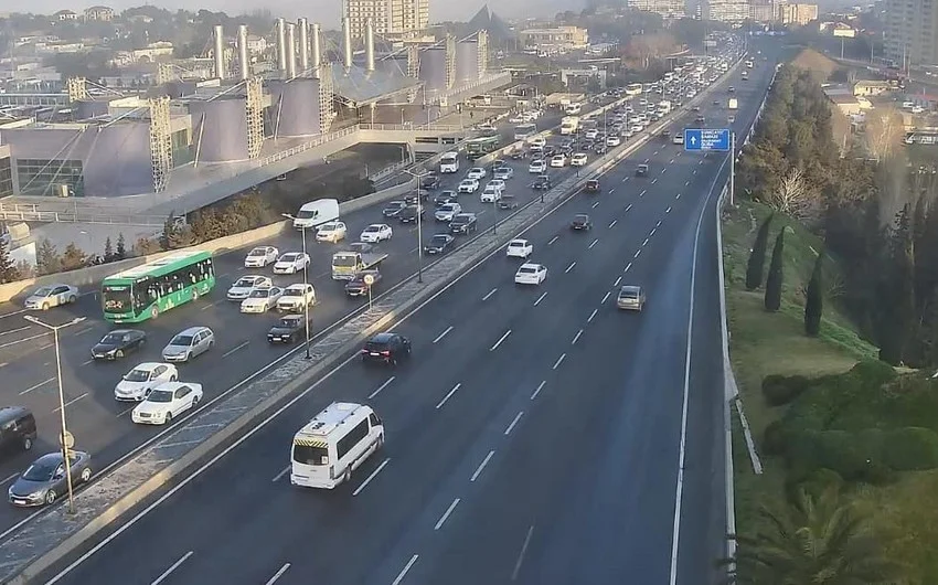 Bakının bir çox yollarında tıxac müşahidə edilir SİYAHI