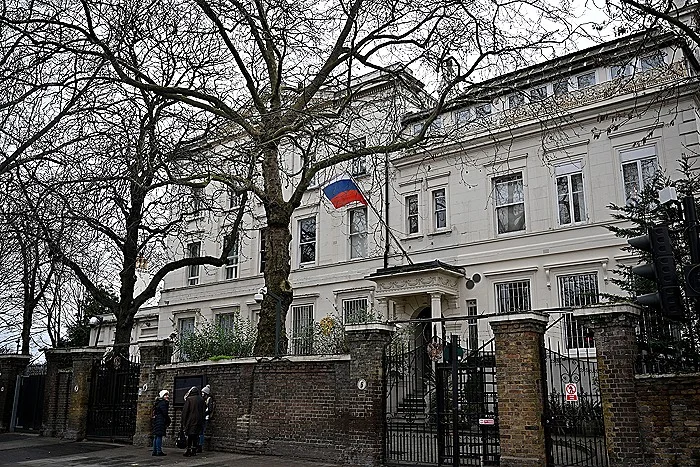 London rusiyalı diplomatın və rusiyalı diplomatlardan birinin həyat yoldaşının akkreditasiyasını ləğv edib