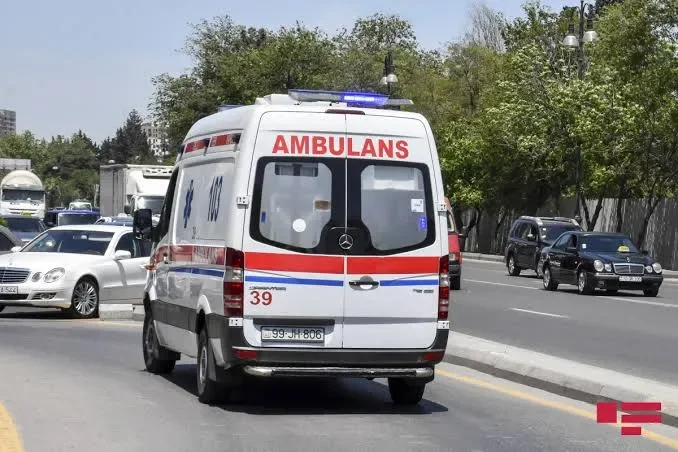 Çağırışa gedən təcili tibbi yardım avtomobili qəzaya uğradı