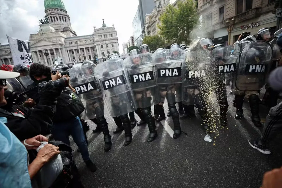 Buenos Ayresdə pensiyaçılarla polis arasında qarşıdurma: Təxminən 150 nəfər saxlanılıb