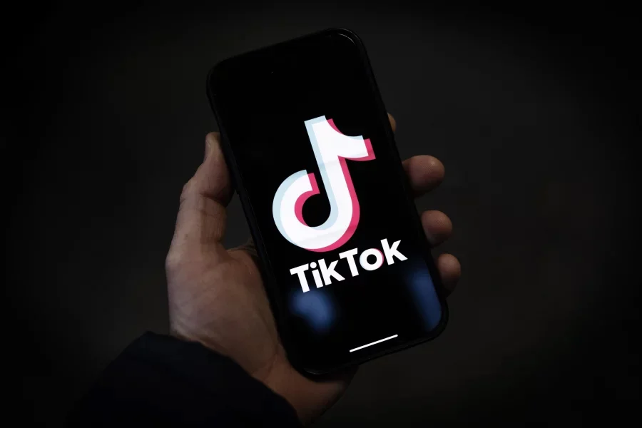 TikTok yeniyetmələrə gecə saatlarında video izləməyi qadağan edəcək