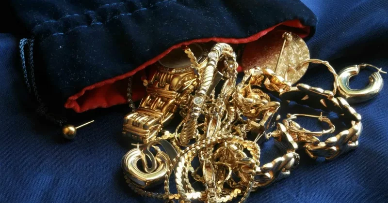 Няня вынесла из дома казахстанской семьи украшения на миллионы