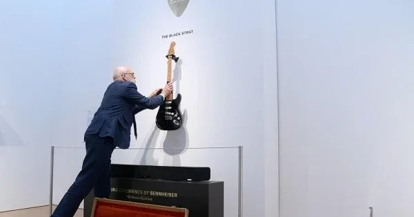 Гитара лидера Pink Floyd стала самой дорогой за всю историю продаж