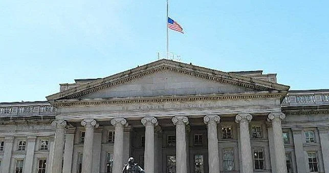 Глава Минфина США прокомментировал решение об ослаблении санкций на нефть РФ