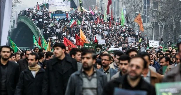 Tehranda minlərlə insan Qüds günü ilə bağlı küçələrə axışdı İsrail bölgəni vurdu, iranlılar geri çəkilmədi (FOTOLAR)