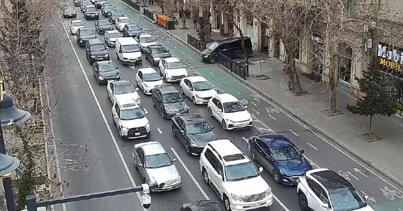 На ряде дорог Баку затруднено движение транспорта