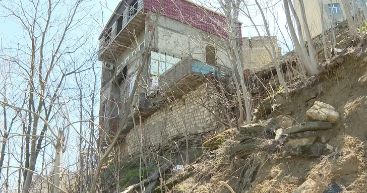 Проливные дожди в Баку обнажили опасную застройку: грунт из под частного дома сошел на дорогу