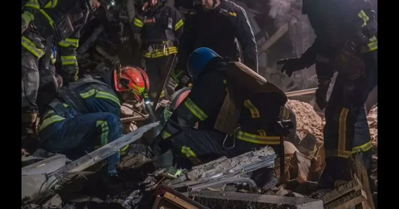 ГСЧС: В Краматорске из под завалов извлекли тело женщины ФОТО
