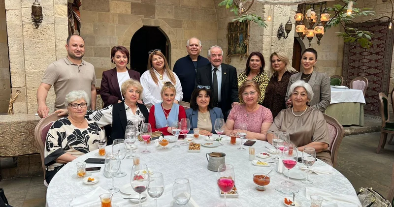 Azərbaycanın tanınmış yazıçısı Seyran Səxavət Dövlət Təhlükəsizliyi Xidmətinin bir qrup veteranı ilə görüş keçirib FOTOLAR