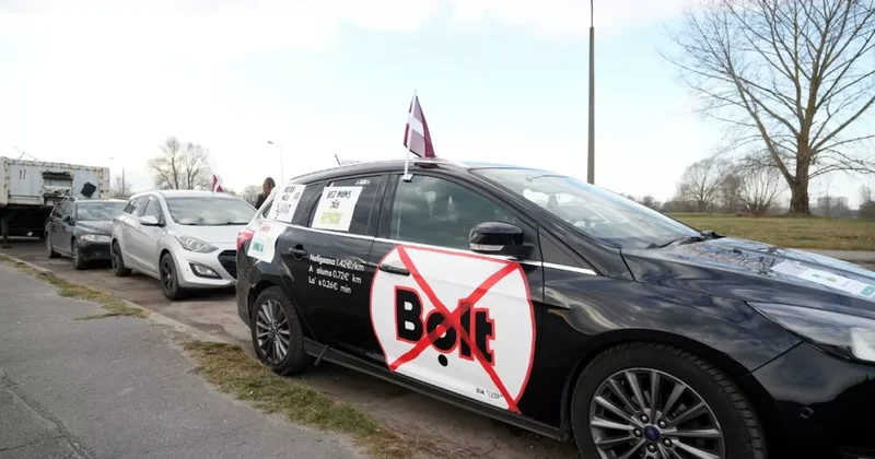 Хватит нас доить : Латвийские таксисты протестуют против Bolt ФОТО