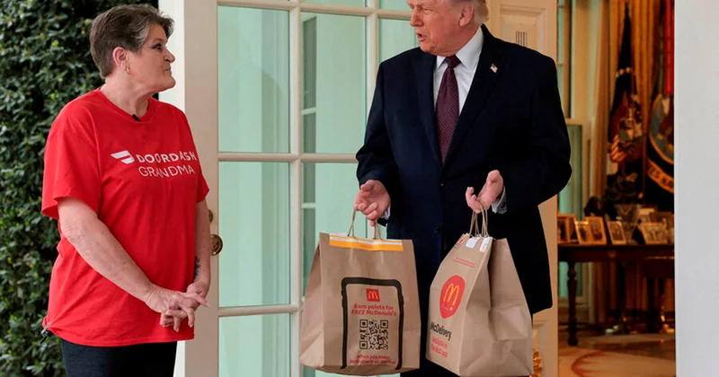 Tramp “McDonald’s” sifarişini gətirən kuryerlə mətbuat konfransı keçirdi Fotolar