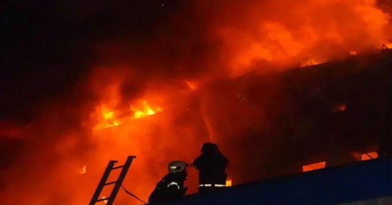 В Днепровском районе после атаки возник пожар, повреждена инфраструктура ВИДЕО/ФОТО