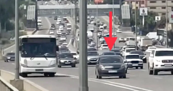 Təhlükə saçan “Prius” sürücüsü: Maşını yolun ortasında saxlayıb arxa arxaya sürdü VİDEO