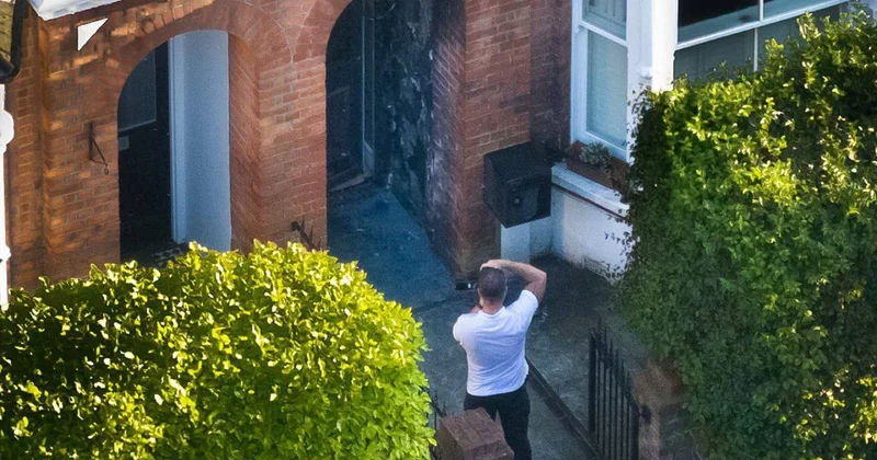 Britaniya baş nazirinin evinə molotov kokteyli atıldı FOTO