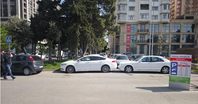 Bu küçədəki səkilər parklanma zonasına çevrilib; piyadalar TƏHLÜKƏDƏDİR VİDEO