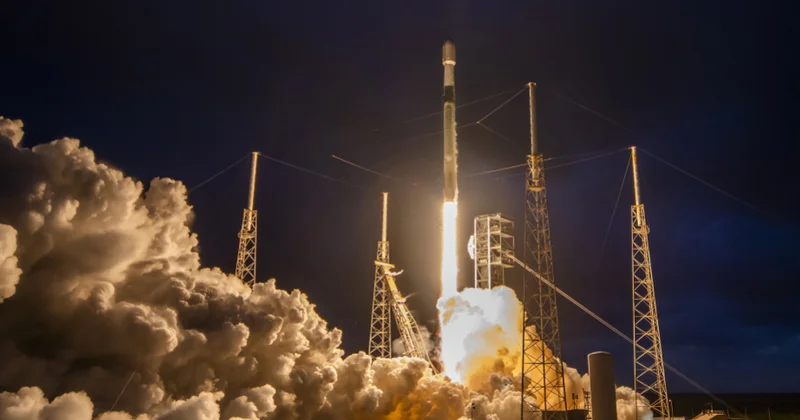 “SpaceX” kompaniyası orbitə daha 26 internet peyki çıxarıb