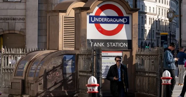 Kütləvi elektrik kəsilməsi London metrosunu iflic edib