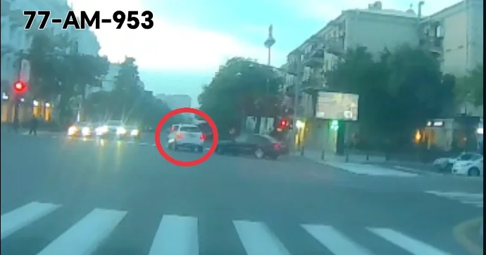 Düzünə nişanının tələbini pozub sola dönən sürücü qorxulu anlar yaşatdı VİDEO