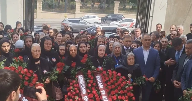 Şəhidin 13 yaşlı qızı izdihamla dəfn edildi Video