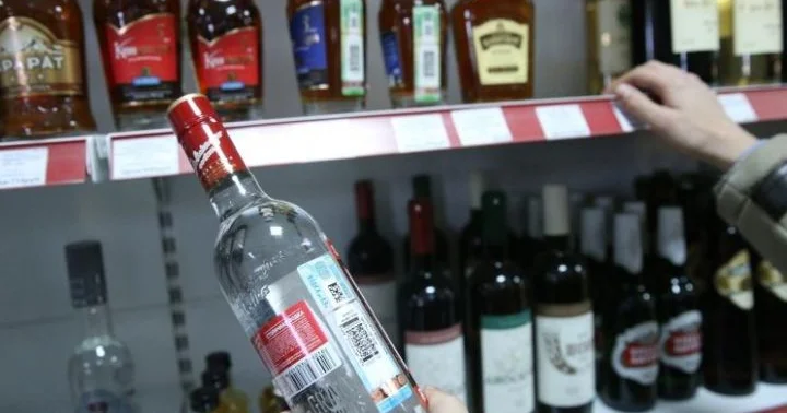 Азербайджанцы стали больше тратить на алкоголь и табак