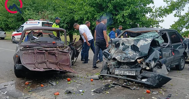 Ağır qəzada sürücülər yaralandı, meyvə tərəvəz yola dağıldı Fotolar