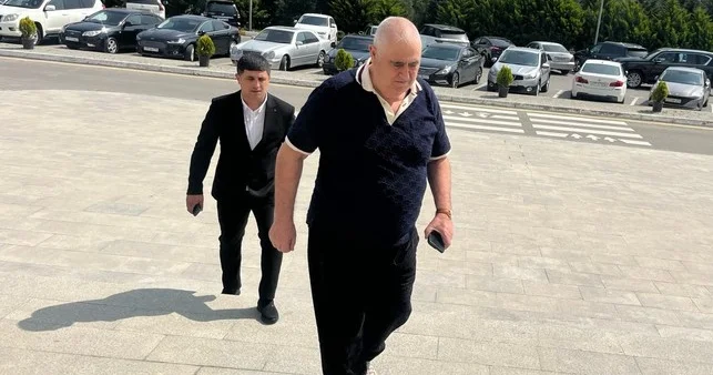 Şərurlu İsfəndiyar barəsindəki şikayətlə bağlı məhkəməyə gəlib