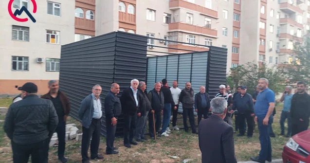 Qazilər sakinlərin həyətində qanunsuz “moyka” tikir? Foto