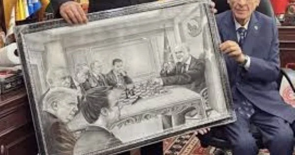 Partiya sədrinə elə rəsm əsəri bağışlandı ki... Tramp, Makron, Putin, Əsəd və Netanyahu mat edilib (FOTO)