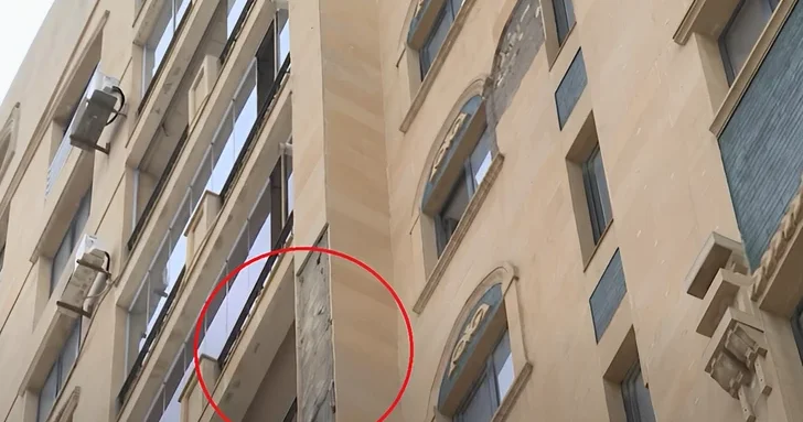 В Баку с фасада многоэтажки падают облицовочные камни угроза для прохожих и автомобилей
