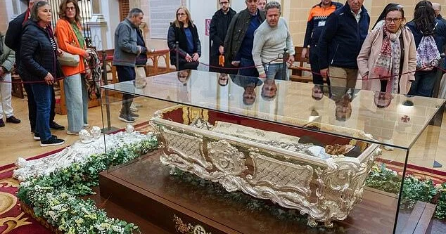 440 il əvvəl ölmüş Müqəddəs Terezanın tabutu açıldı Bədəni hələ də çürüməyib FOTO