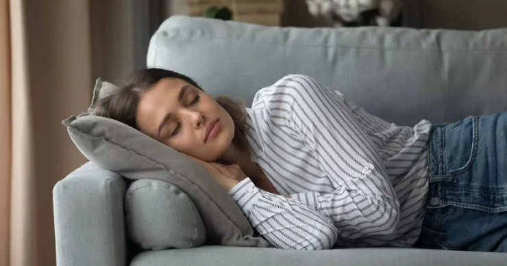 Yuxuda divanda yatdığını görmək nə deməkdir?