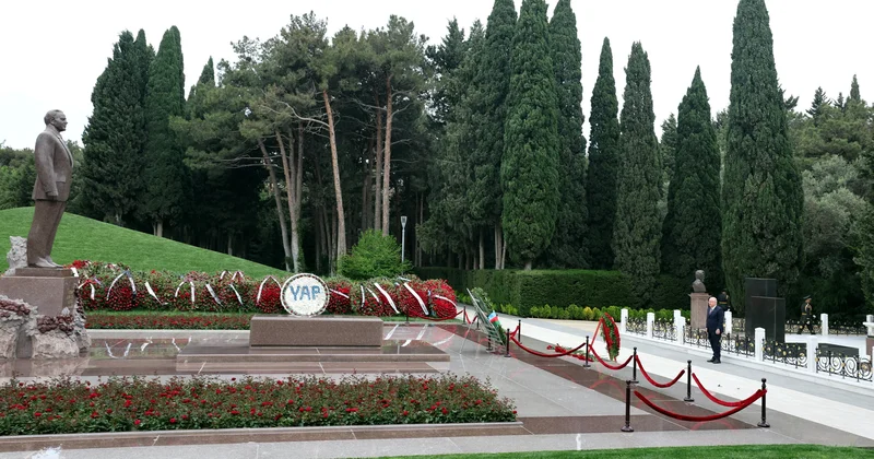 Yaşar Gülər ​​Fəxri və Şəhidlər xiyabanlarını ziyarət edib