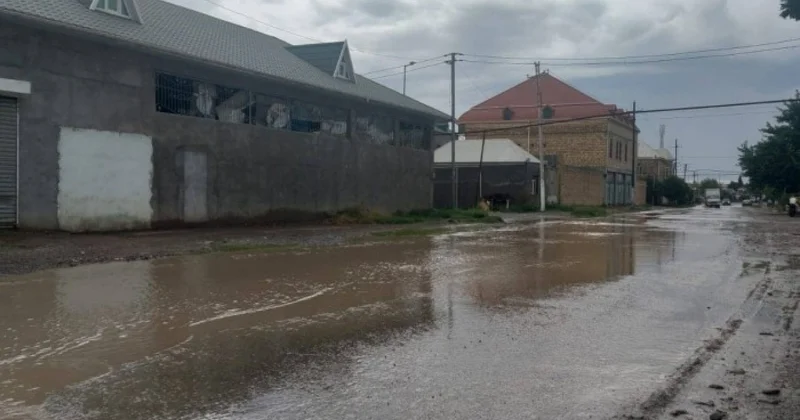 Gəncədə bir neçə küçəni sel suları basıb