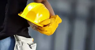 Fəhlənin sinəsinə armatur batdı