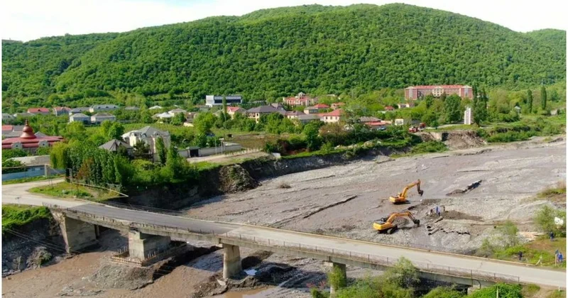 Через реку Гарачай стоят новый мост