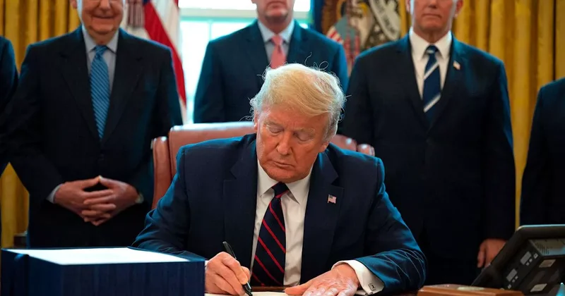 Трамп подписал указ о снижении тарифов на почту из Китая