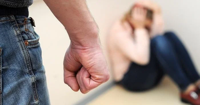 42 yaşlı kişi sevgilisini cəzalandırdı