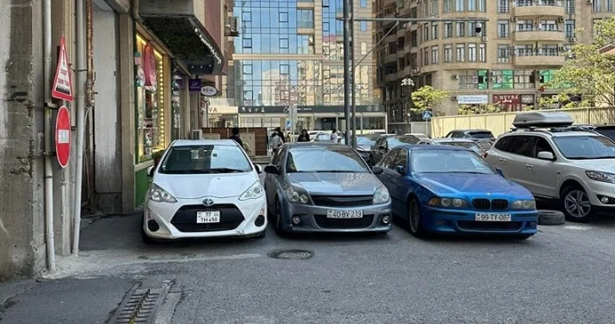“Ağ şəhər”in arxasındakı məhəllədə sürücülər səkiləri zəbt edir FOTO