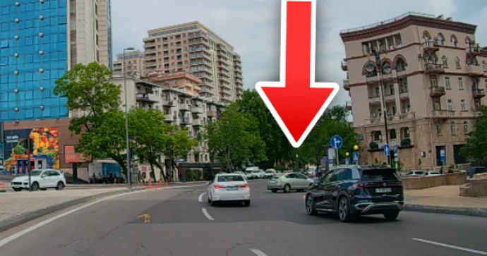 “Prius” sürücüsü “Statistika dairəsi”ndə ruçnoy çəkərək şou göstərdi 77 XD 679 VİDEO