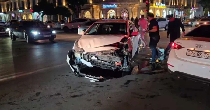Renault və Hyundai toqquşub, xəsarət alan var FOTO