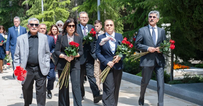 Xalq yazıçısı Elçinin məzarı ziyarət olunub