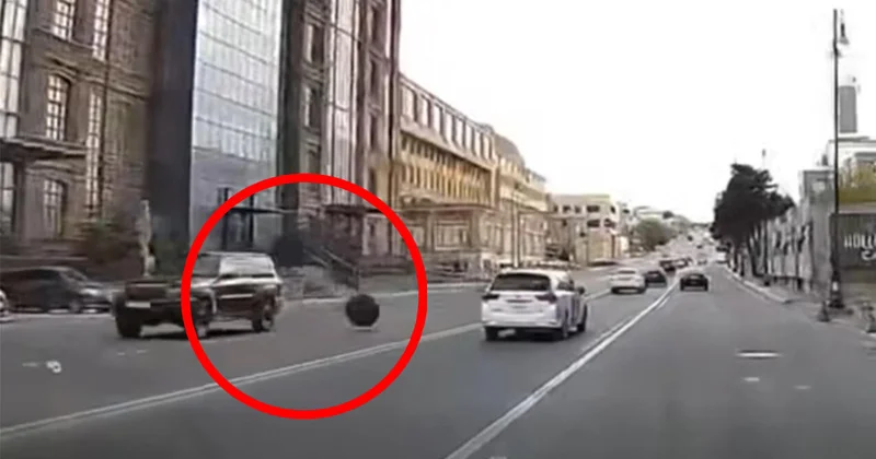 Отвалившееся от автомобиля колесо врезалось в другую машину в Баку ВИДЕО