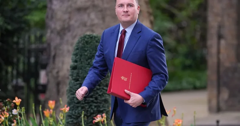 Böyük Britaniyada siyasi böhran: Nazirlər hökumət başçısına qarşı çıxdılar