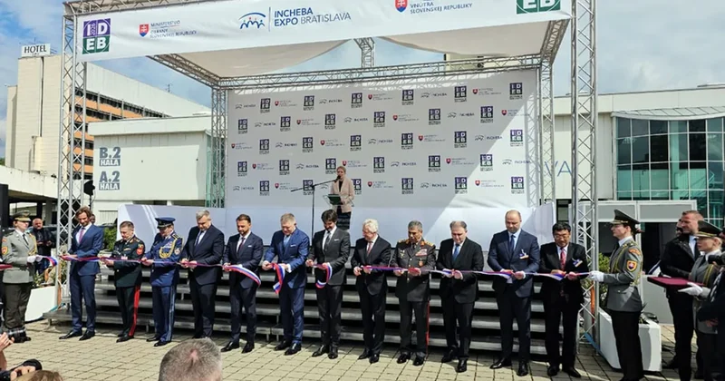 Zakir Həsənov IDEB sərgisində təkərli və tırtıllı texnikaya hücumun nümayişlərini izləyib FOTOLAR